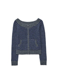 Grau und marineblau gestreifter Cardigan mit rundem Ausschnitt, Reißverschluss vorne und zwei aufgesetzten Taschen. Strukturierter Strickstoff mit kurzem Schnitt.