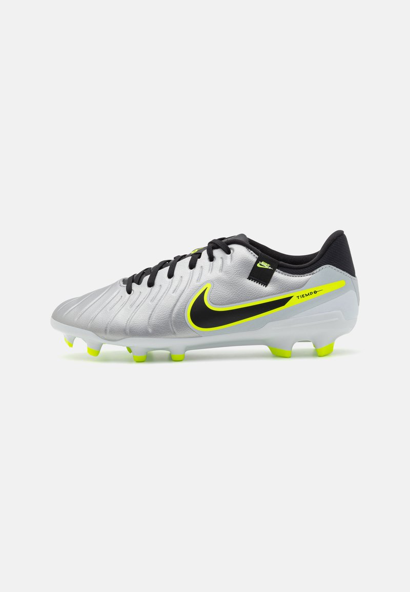 Nike Tiempo Fußballschuhe mit einem silbernen, synthetischen Obermaterial mit erhabener Textur, schwarzen Schnürsenkeln, einem schwarzen und neongelben Logo sowie lebhaften gelben Stollen.