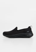 Schwarzer Slip-On-Sneaker mit strukturiertem Stoffoberteil, dicker gepolsterter Sohle, Zuglasche an der Ferse und kleinem Logo an der Seite.