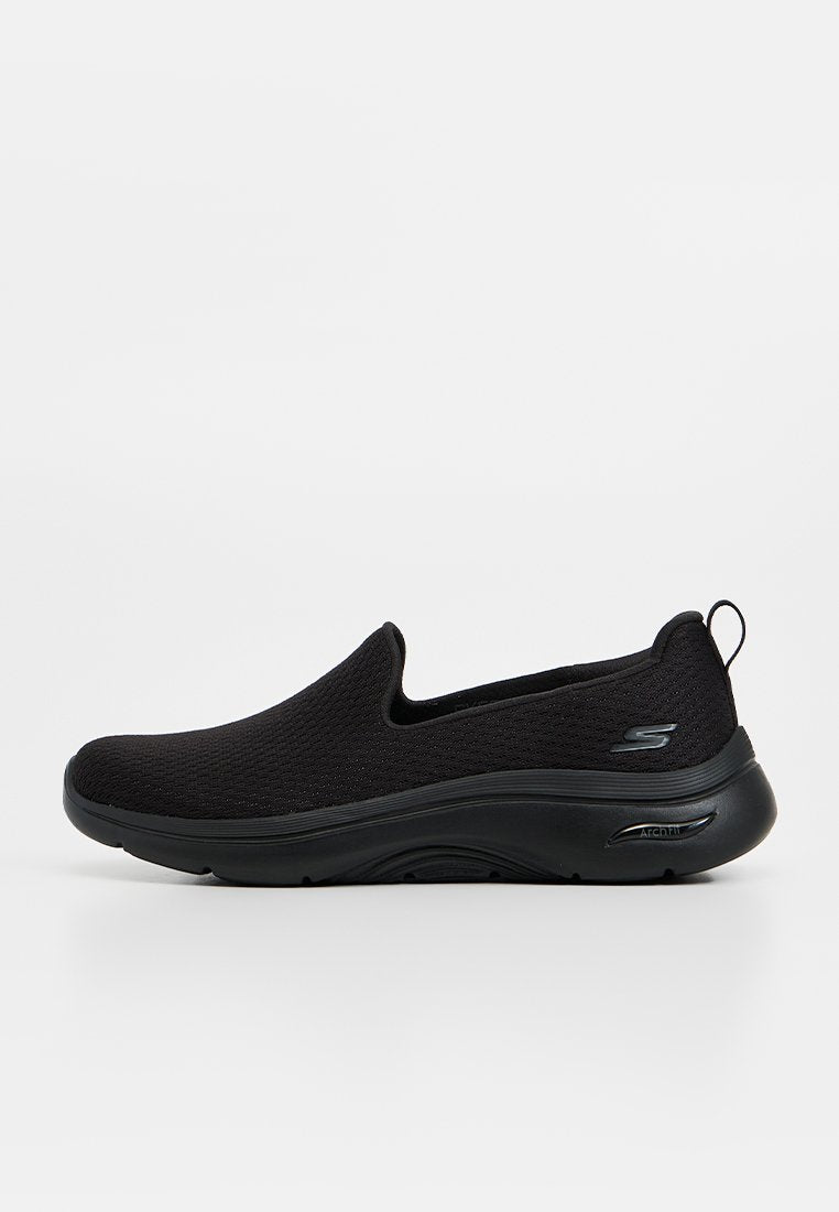 Schwarzer Slip-On-Sneaker mit strukturiertem Stoffoberteil, dicker gepolsterter Sohle, Zuglasche an der Ferse und kleinem Logo an der Seite.