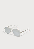 Silberne Metall-Aviator-Sonnenbrillen mit hellblauen Gläsern. Merkmale sind dünne Rahmen, Gummispitzen an den Bügeln und rote Akzente an den Schläfen.