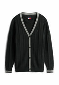 Schwarze gestrickte Strickjacke mit strukturiertem Muster, V-Ausschnitt und weißen gestreiften Rippbündchen und Kragen. Mit sechs schwarzen Knöpfen entlang der Vorderseite.