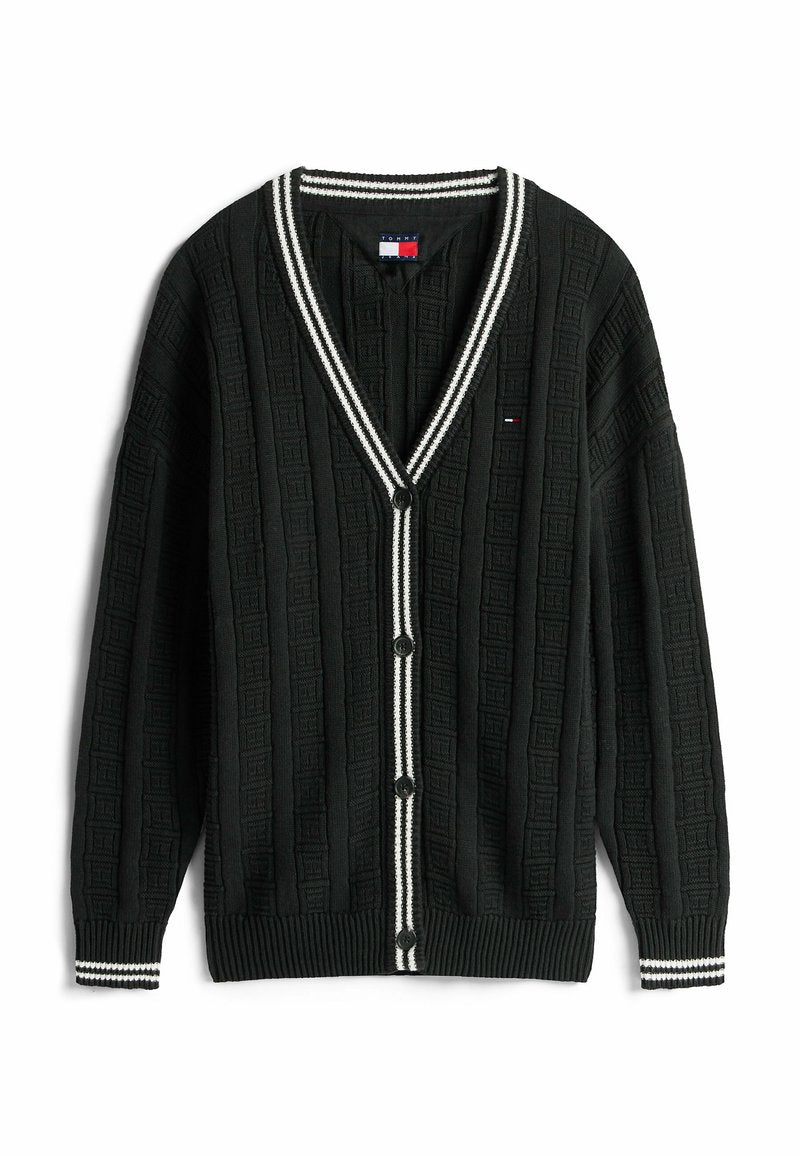 Schwarze gestrickte Strickjacke mit strukturiertem Muster, V-Ausschnitt und weißen gestreiften Rippbündchen und Kragen. Mit sechs schwarzen Knöpfen entlang der Vorderseite.