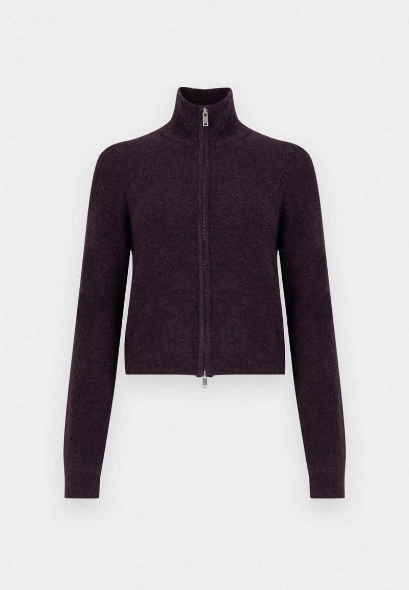 Eng anliegender, dunkelvioletter Reißverschluss-Pullover mit hohem Kragen, langen Ärmeln und glatter Textur. Verfügt über einen silbernen Reißverschluss und minimalistisches Design.