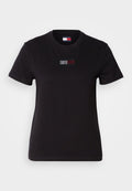 Schwarzes Baumwoll-T-Shirt mit kurzen Ärmeln, das auf der Brust ein kleines, buntes Logo mit roten, weißen und blauen Elementen in einem Punktdesign zeigt.