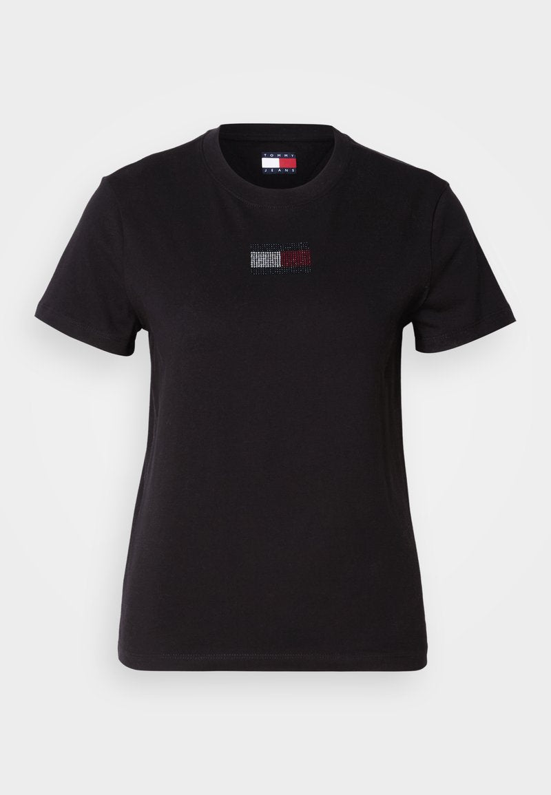 Schwarzes Baumwoll-T-Shirt mit kurzen Ärmeln, das auf der Brust ein kleines, buntes Logo mit roten, weißen und blauen Elementen in einem Punktdesign zeigt.