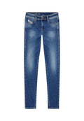 Schmale Jeans aus blauen Denim mit fünf Taschen, leichter Verwaschung und Kontrastnähten. Mit Knopfverschluss und Gürtelschlaufen.