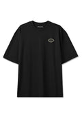 Schwarzes T-Shirt mit kurzen Ärmeln und Rundhalsausschnitt, mit kleinem, verziertem "PEGADOR"-Logo auf der linken Brust.