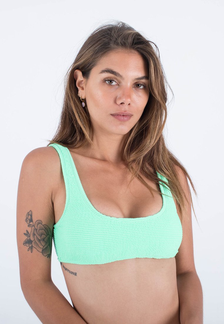 Mintgrüner, texturierter Bikini-Oberteil mit quadratischem Ausschnitt und breiten Trägern. Einfaches Design, glatte Oberfläche und elastisches Material für Komfort.
