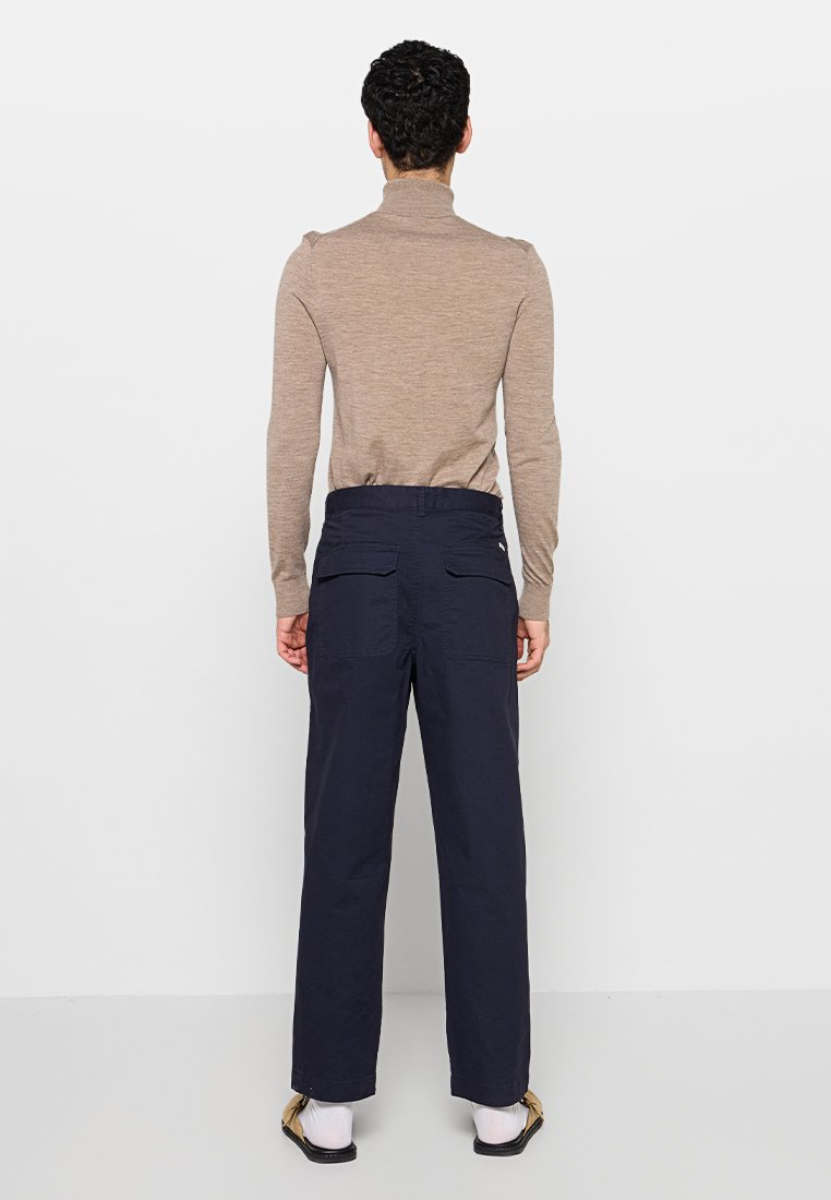 REGULAR FIT Media 3