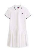 Weißes Polokleid mit kurzen Ärmeln, schwarzem Besatz am Kragen und an den Ärmeln, geknöpfter Blende, plissiertem Rock und kleinem Tommy Jeans Logo auf der Brust.