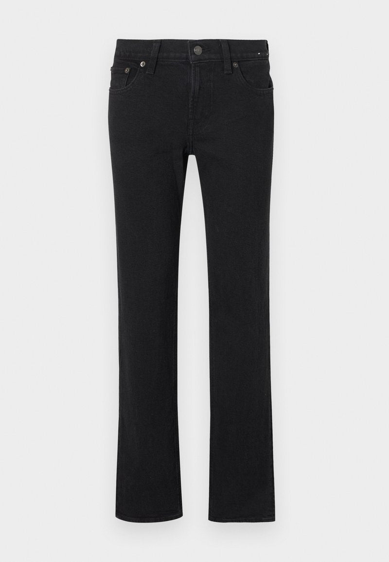 Schwarze Jeans mit geradem Bein, mit vorderer Knopfleiste und Reißverschluss, Gürtelschlaufen sowie Vorder- und Gesäßtaschen, flach auf weißem Hintergrund präsentiert.