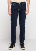 Dunkelblaue Jeans aus Denim mit klassischem Schnitt. Verfügen über fünf Taschen, helle Steppnähte und einen Knopfverschluss am Bund.