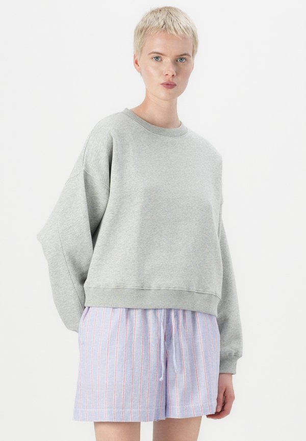 GAP WEDGE SEAMED CREW