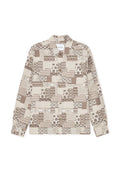 Langärmeliges Hemd mit Patchwork-Design in Beige- und Brauntönen. Hergestellt aus Stoff mit verschiedenen, aufwendigen Mustern und Knopfverschluss.