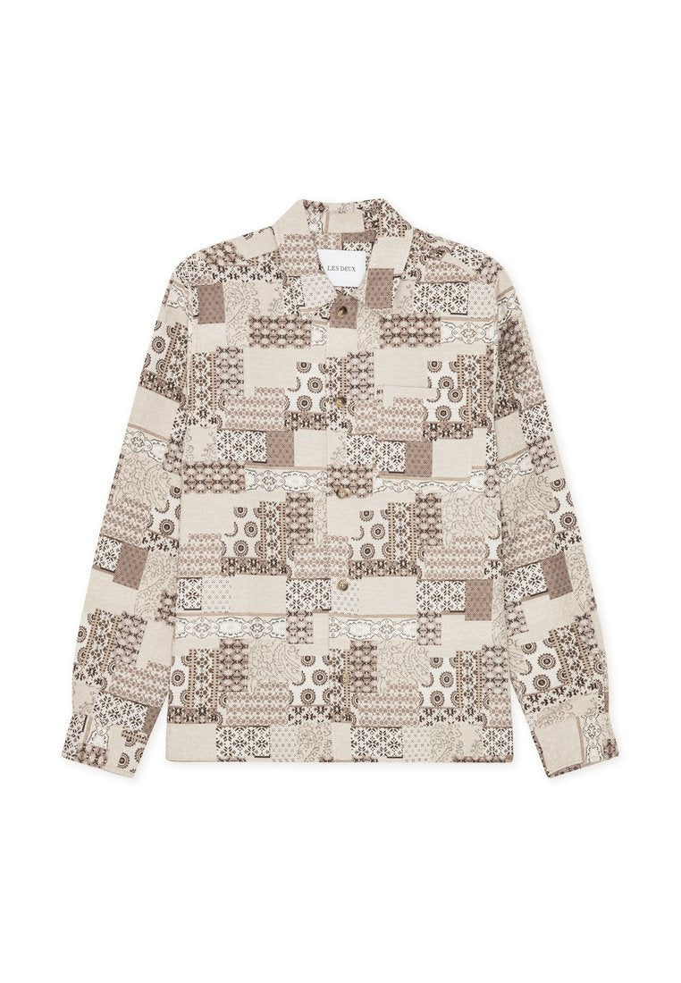 Langärmeliges Hemd mit Patchwork-Design in Beige- und Brauntönen. Hergestellt aus Stoff mit verschiedenen, aufwendigen Mustern und Knopfverschluss.