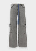 Weite Cargo-Hosen aus grauem Denim, mit blauen Kordeln am Bund und Cargo-Taschen an den Seiten. Subtile Textur und Nähdetails.