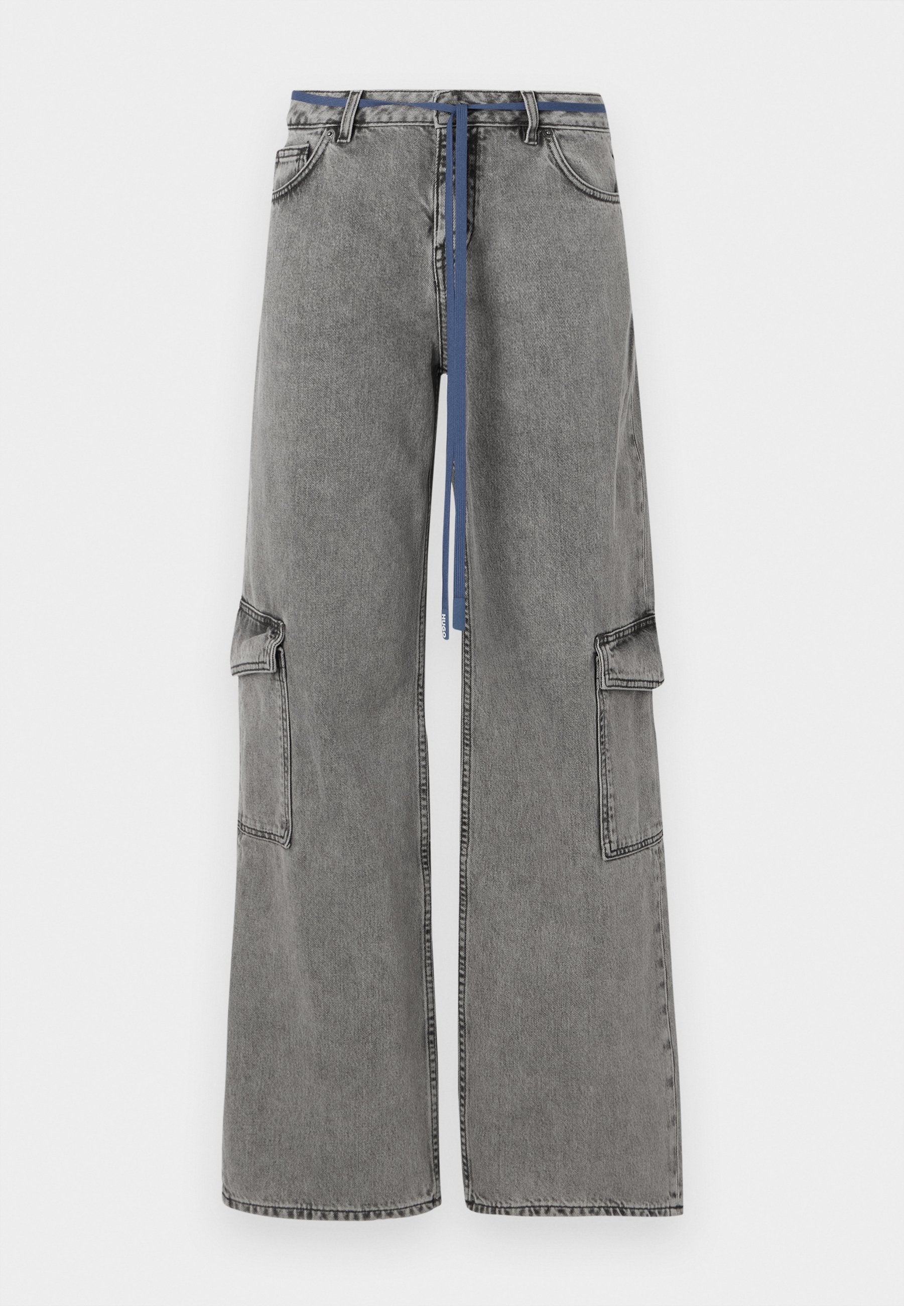 Weite Cargo-Hosen aus grauem Denim, mit blauen Kordeln am Bund und Cargo-Taschen an den Seiten. Subtile Textur und Nähdetails.