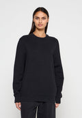 Schwarzer Pullover mit Rundhalsausschnitt, gerippten Bündchen und Saum. Strukturierter Smiley-Design und Schriftzug "CALL SMILE" auf der Vorderseite.