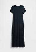 Marineblaues, knielanges Kleid aus weichem Jersey-Stoff. Mit rundem Ausschnitt und kurzen Ärmeln, dazu eine einfache, gerade Silhouette.