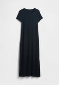 Marineblaues, knielanges Kleid aus weichem Jersey-Stoff. Mit rundem Ausschnitt und kurzen Ärmeln, dazu eine einfache, gerade Silhouette.