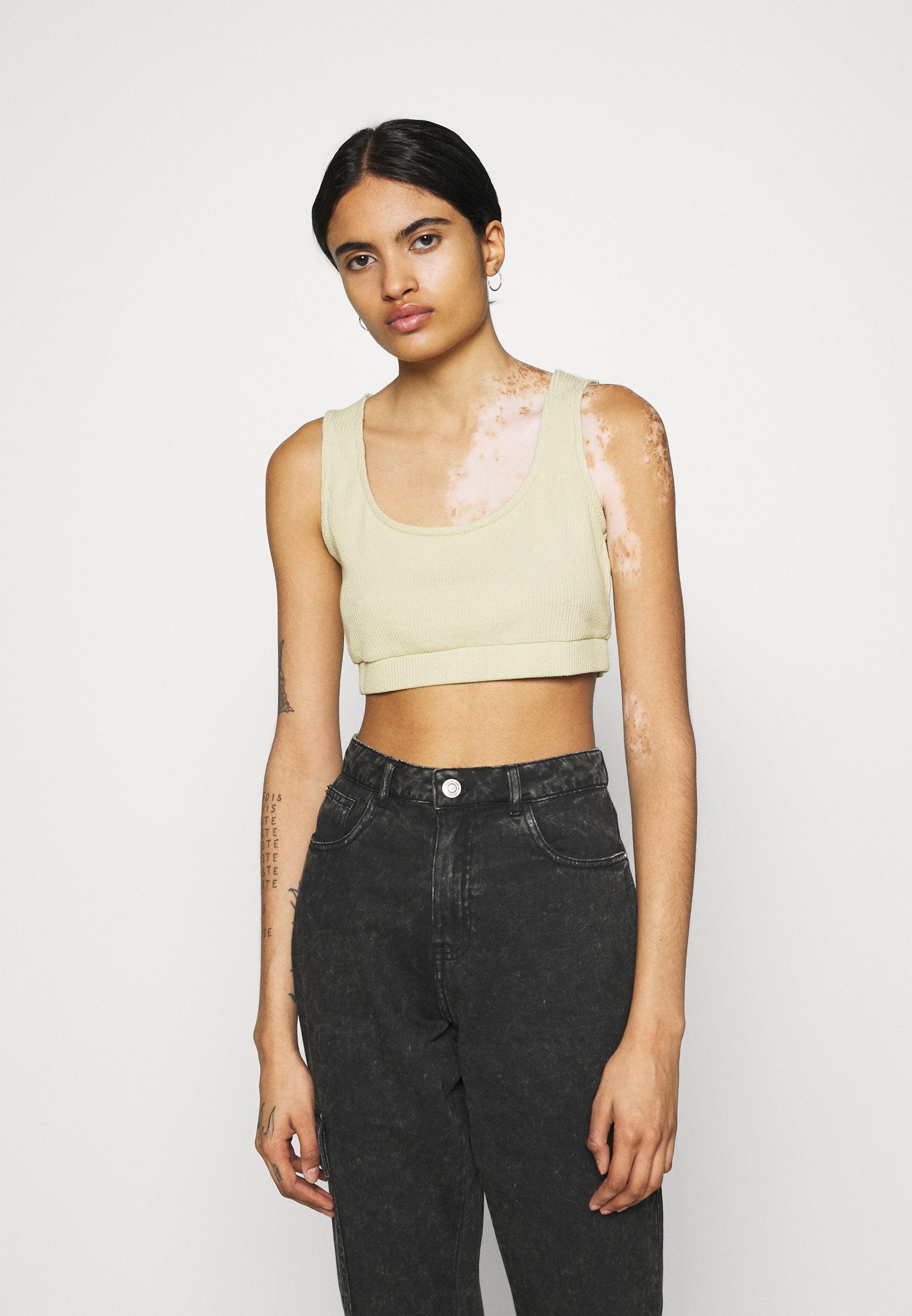 NA-KD JASMIN AZIZAM CROPPED SINGLET