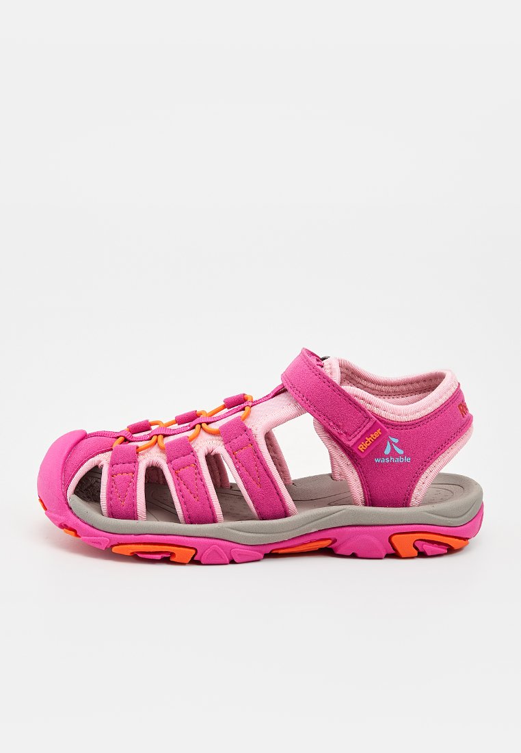 Offener Sportsandale für Kinder in Pink und Orange mit verstellbarem Riemen und robustsohle, als waschbar gekennzeichnet, Seitenansicht vor weißem Hintergrund.
