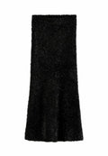 Schwarzer, flauschiger Rock mit ausgestellt Form. Hergestellt aus strukturiertem Material, mit knielangem Design und ohne sichtbare Verzierungen.