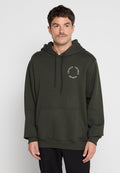Dunkelgrüner Kapuzenpullover aus weichem Stoff, mit einer Vordertasche, Kordelzug und rundem weißen Logo auf der Brust. Entspannt geschnittenes Design.