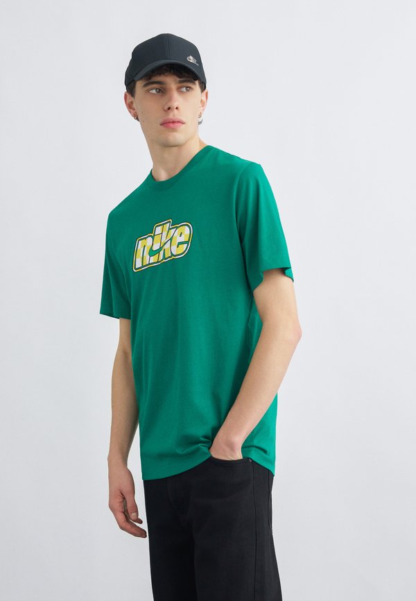 Nike Sportswear TEE CELEBRATE SPORT  - Print T-shirt - malachite