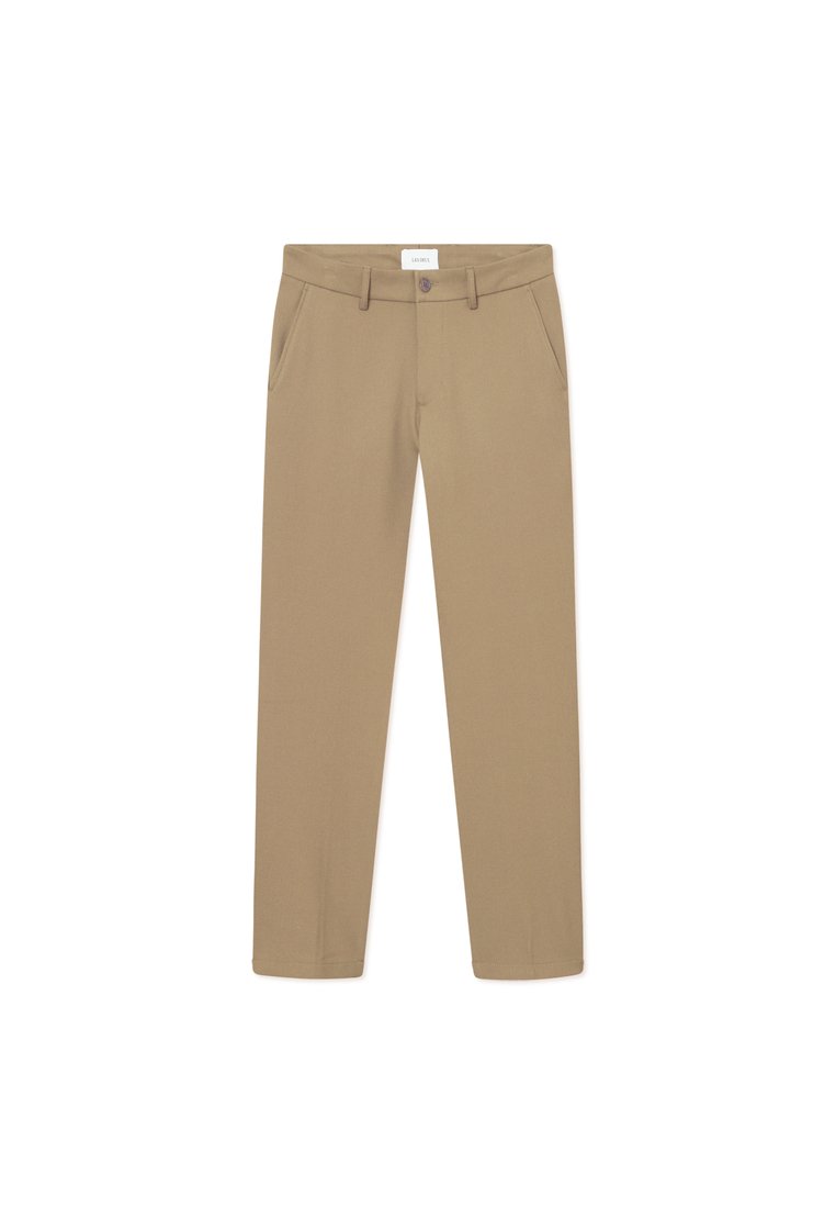 Beige Hosen mit glatter Textur, geradem Beinansatz, Fronttaschen und einem Knopfverschluss. Etikett sichtbar an der Taille.