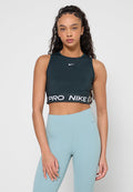Nike Pro Crop-Top in Dunkelgrün mit einem weißen, mit Markenschriftzug versehenen elastischen Bund. Kombiniert mit hellblauen, hoch taillierten Leggings. Glatter, dehnbarer Stoff.