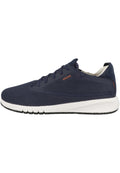 Marineblaue Mesh-Sneaker mit weißem Zwischensohle und schwarzer Laufsohle. Merkmale sind ein hexagonales Muster, Schnüroptik und das Geox-Logo in Orange.