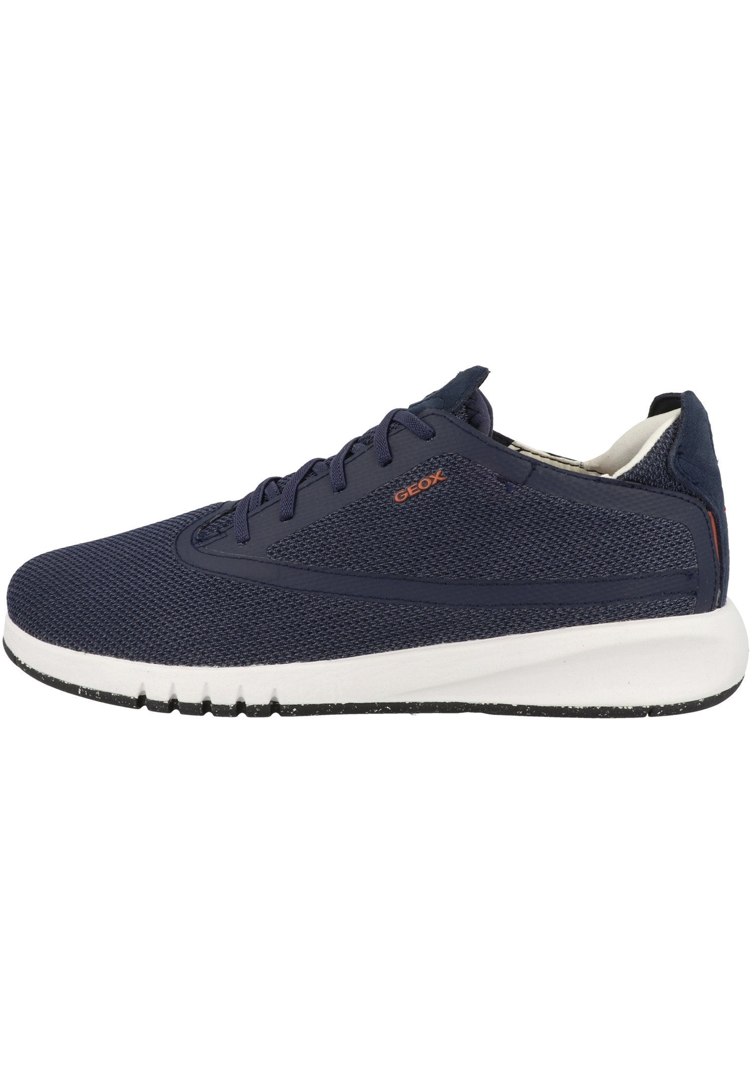 Marineblaue Mesh-Sneaker mit weißem Zwischensohle und schwarzer Laufsohle. Merkmale sind ein hexagonales Muster, Schnüroptik und das Geox-Logo in Orange.