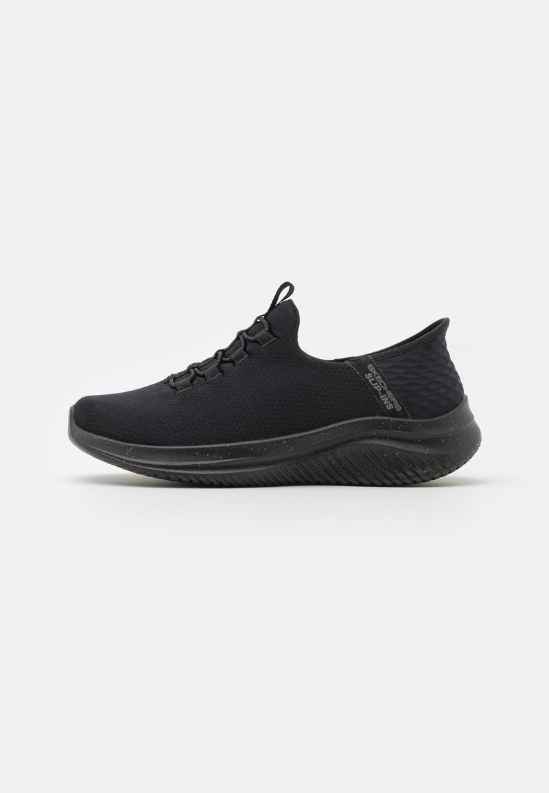 Schwarzer Sportschuh mit strukturiertem Obermaterial, elastischem Schnürsystem, gepolstertem Schaft und einer konturierten Sohle mit gesprenkeltem Design.