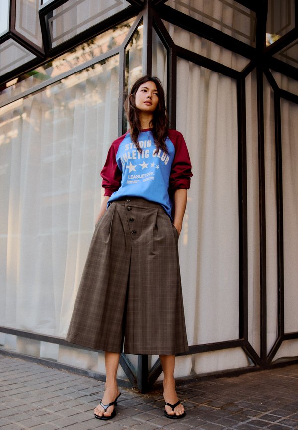 Bershka BUTTON CULOTTE - Shorts - dark brown