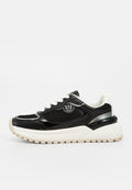 Schwarz-weißer Low-Top-Sneaker mit weißen Schnürsenkeln, dicker beiger Sohle, Mesh- und Leder-Obermaterial und rundem Logo auf dem seitlichen Panel.