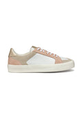 Sneaker mit einem Obermaterial aus weißem Leder, rosa Wildlederakzenten und einer metallisch goldenen Ferse. Mit beigen Schnürsenkeln und einer strukturierten Gummisohle.