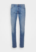 Helle blaue Jeans mit geradem Schnitt, klassischem Fünf-Taschen-Design und subtiler, verblasster Textur ohne sichtbare Abnutzung oder Verzierungen.