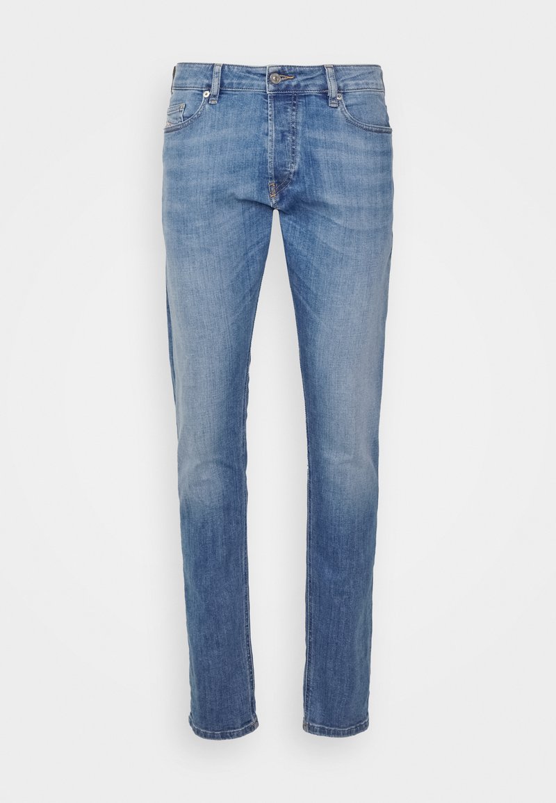 Helle blaue Jeans mit geradem Schnitt, klassischem Fünf-Taschen-Design und subtiler, verblasster Textur ohne sichtbare Abnutzung oder Verzierungen.
