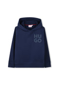 Dunkelblauer Hoodie mit V-Ausschnitt, vorderer Kängurutasche und "HUGO"-Logo in hellerem Blau auf der Brust. Hergestellt aus weichem Stoff mit glatter Textur.