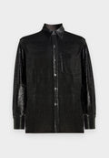 Schwarzes Langarmhemd aus glänzendem, strukturiertem Stoff. Mit einem Button-Down-Kragen, einer Brusttasche und Knopfverschluss.