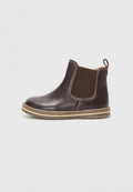 Braune Leder-Ankle-Boots mit elastischen Seitenpaneelen, runder Spitze und einer kontrastierenden, geschichteten Sohle. Mit einem Zugtab für einfaches Anziehen.