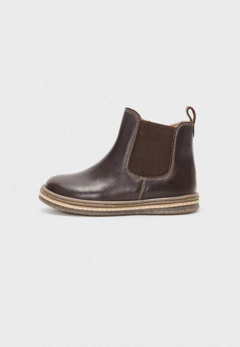 Braune Leder-Ankle-Boots mit elastischen Seitenpaneelen, runder Spitze und einer kontrastierenden, geschichteten Sohle. Mit einem Zugtab für einfaches Anziehen.