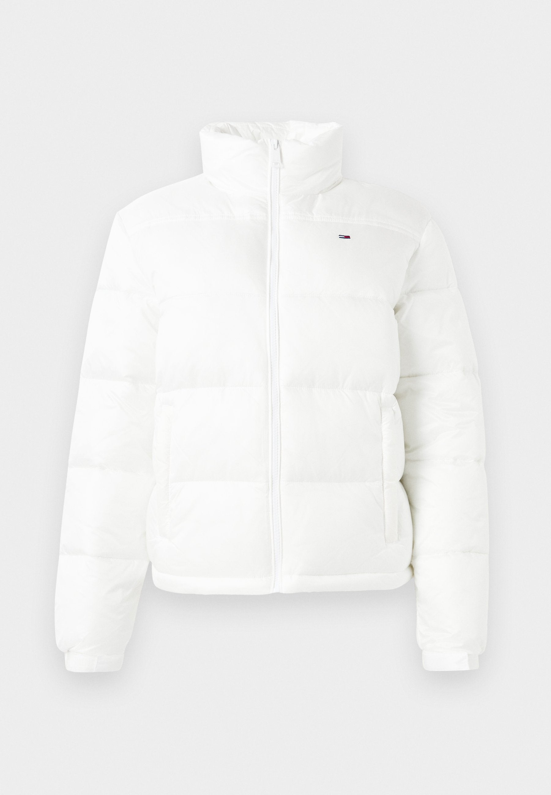 Weiße gepolsterte Jacke mit hohem Kragen, Reißverschluss vorne und zwei Seitentaschen. Verfügt über horizontale Nähte und ein kleines Logo auf der Brust.