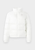 Weiße gepolsterte Jacke mit hohem Kragen, Reißverschluss vorne und zwei Seitentaschen. Verfügt über horizontale Nähte und ein kleines Logo auf der Brust.