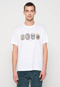Weißes Baumwoll-T-Shirt mit fünf bunten Grafiken, darunter ein Totenkopf, ein Hase und ein Berg, die auf der Vorderseite gedruckt sind. Kurze Ärmel.