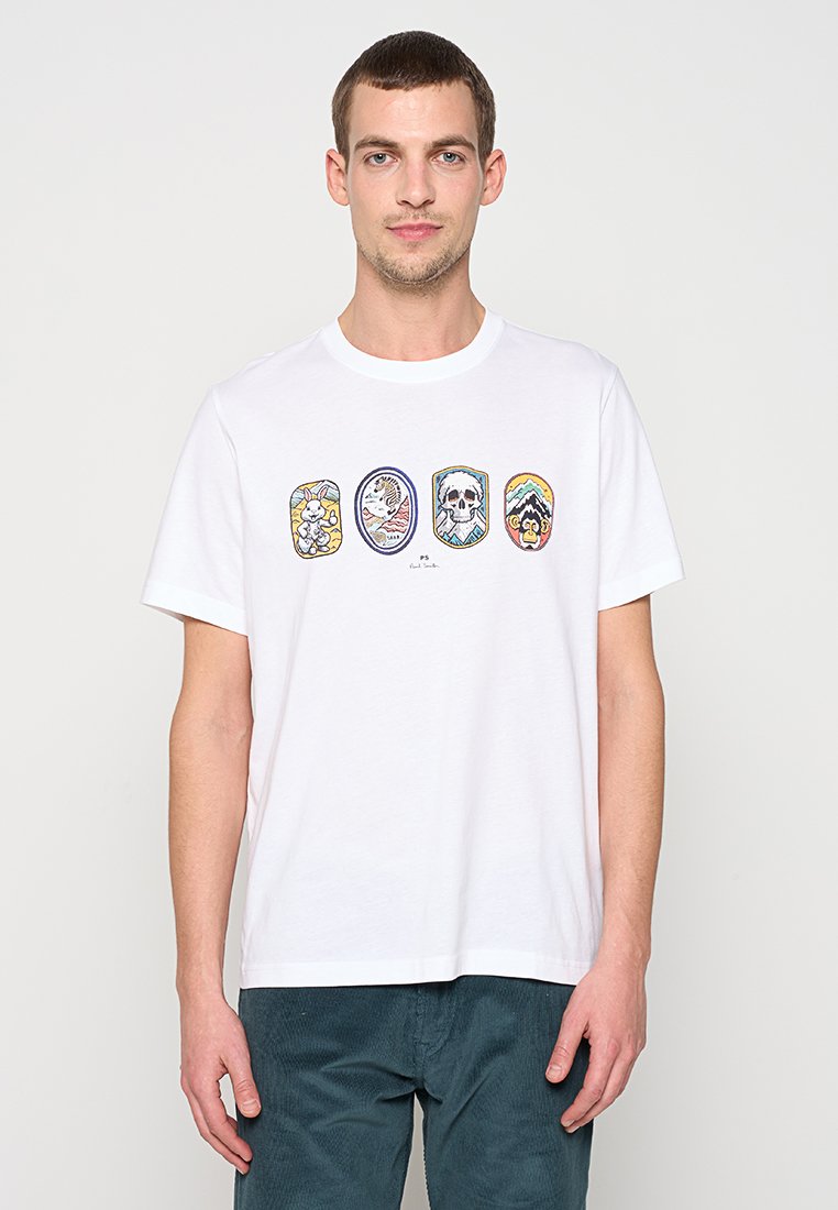 Weißes Baumwoll-T-Shirt mit fünf bunten Grafiken, darunter ein Totenkopf, ein Hase und ein Berg, die auf der Vorderseite gedruckt sind. Kurze Ärmel.