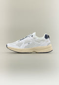 Weißer und beiger sportlicher Sneaker mit Mesh-Einsätzen, GAP-Logo an der Seite, dunkler Sohle und gepolstertem Fersenbereich vor schlichter Hintergrund.