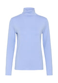 Hellblaues Langarm-Shirt mit Rollkragen und körperbetonter Silhouette, abgebildet vor einem schlichten weißen Hintergrund.